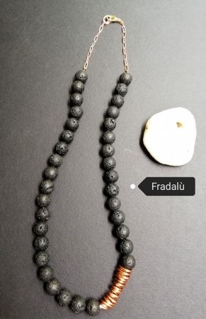 Collana stones ( con perle di pietra lavica e alluminio)